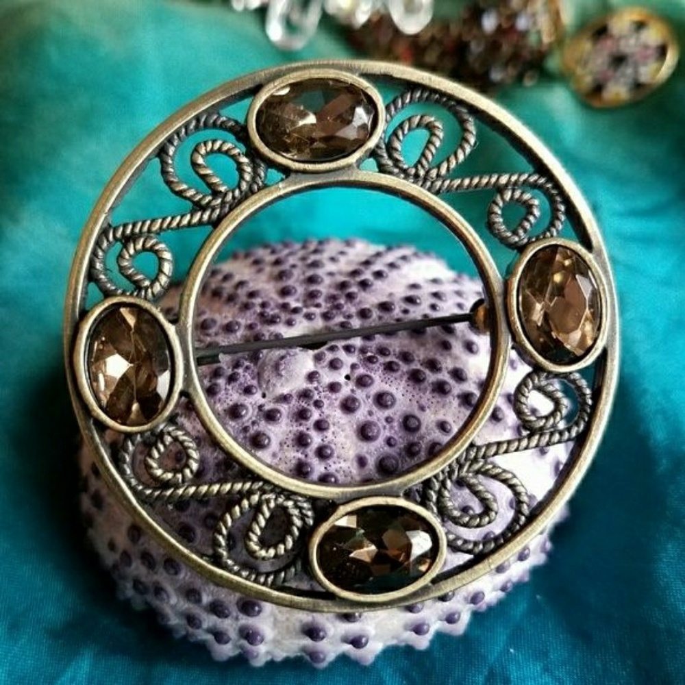 Vintage brooch pin Smoky gem circle broach antiqued gold tone pin peach
